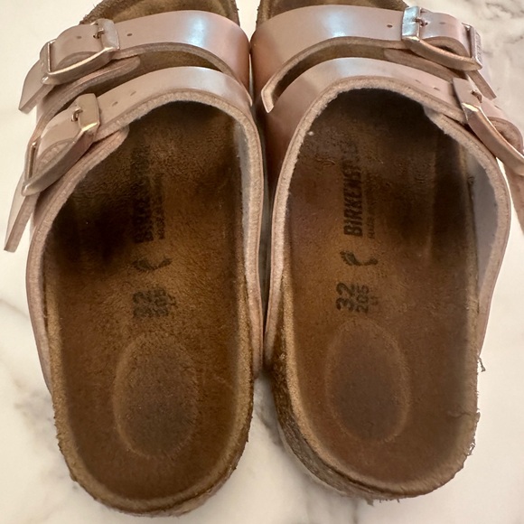 girls birkenstock arizona sandal in metallic rose gold size 32 - Picture 3 of 5